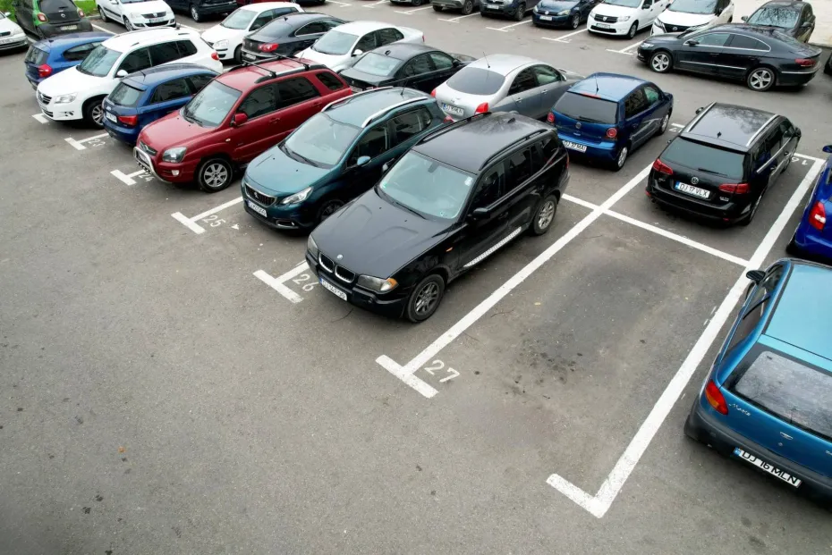 Foto Parcările de reședință intră la licitație online, vineri 