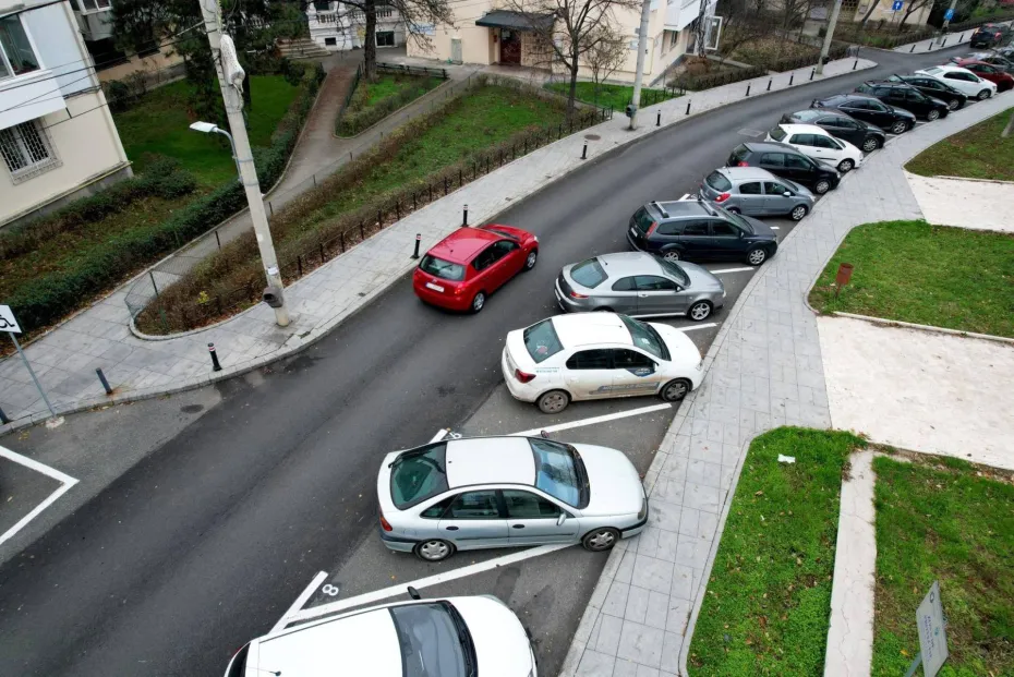Foto Parcările de reședință intră la licitație online, vineri 