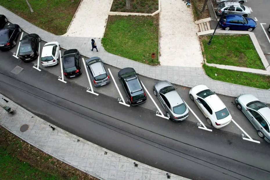 Foto Parcările de reședință intră la licitație online, vineri 