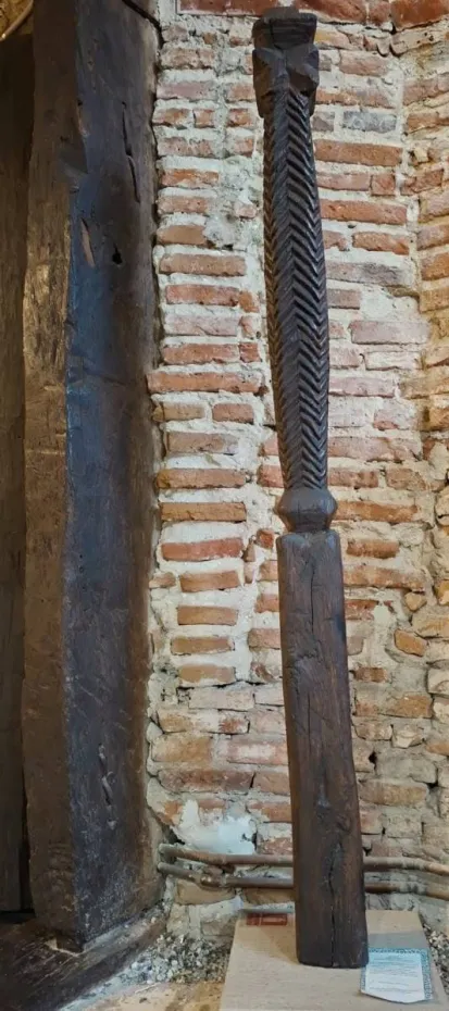 Foto Străjerii prispei oltenești. 67 de stâlpi vechi de peste un secol la Casa Băniei