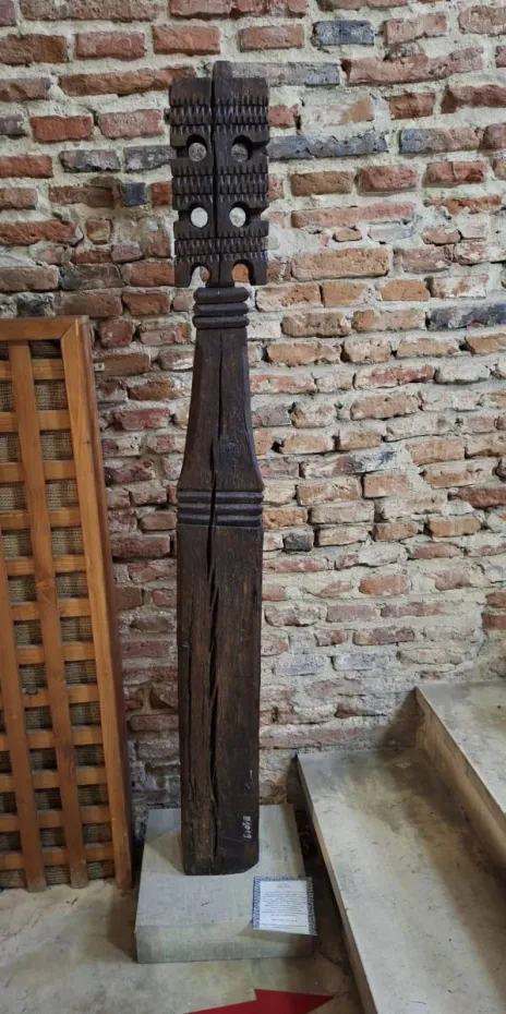 Foto Străjerii prispei oltenești. 67 de stâlpi vechi de peste un secol la Casa Băniei