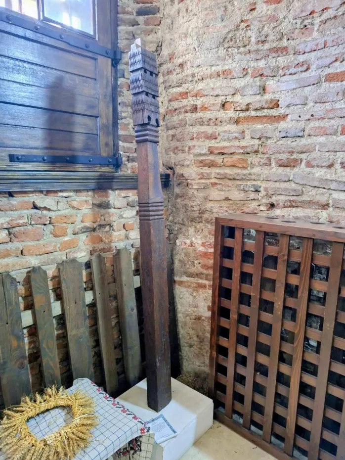 Foto Străjerii prispei oltenești. 67 de stâlpi vechi de peste un secol la Casa Băniei