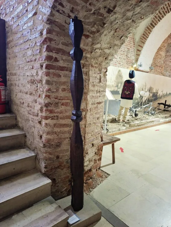 Foto Străjerii prispei oltenești. 67 de stâlpi vechi de peste un secol la Casa Băniei