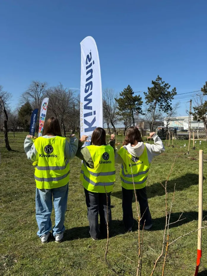Foto Kiwanis Craiova plantează prima pădure urbană dedicată polenizatorilor