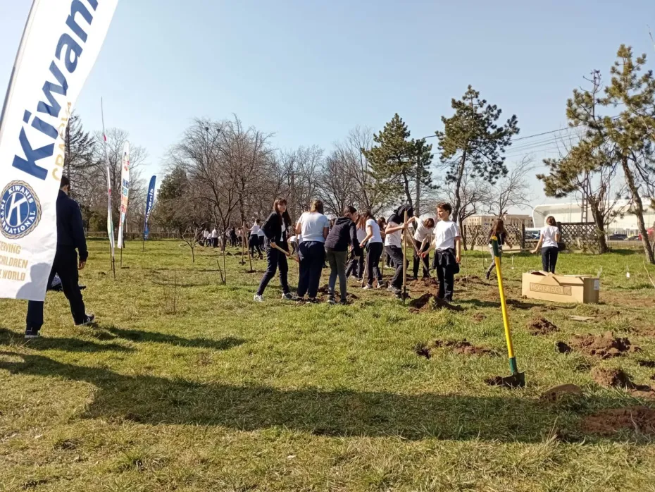 Foto Kiwanis Craiova plantează prima pădure urbană dedicată polenizatorilor