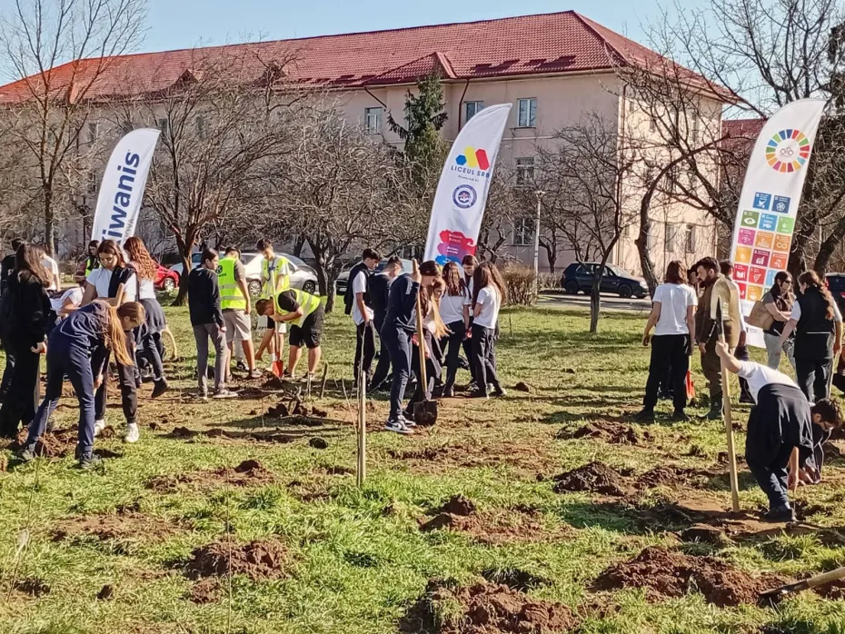 Foto Kiwanis Craiova plantează prima pădure urbană dedicată polenizatorilor
