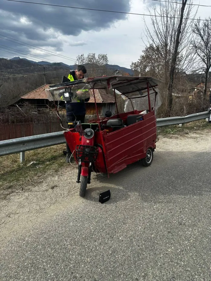 Foto Un bărbat de 64 de ani, găsit inconștient după ce s-a răsturnat cu triciclul