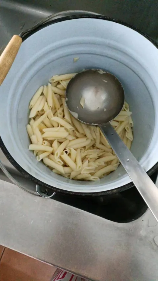 Foto Macaroane la găleată...la Spitalul Filiași. Explicațiile conducerii 