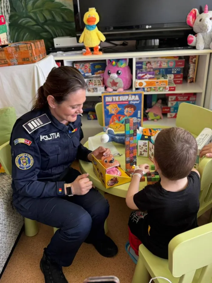 Foto Dincolo de uniformă. Sprijin și încurajare pentru micii pacienți