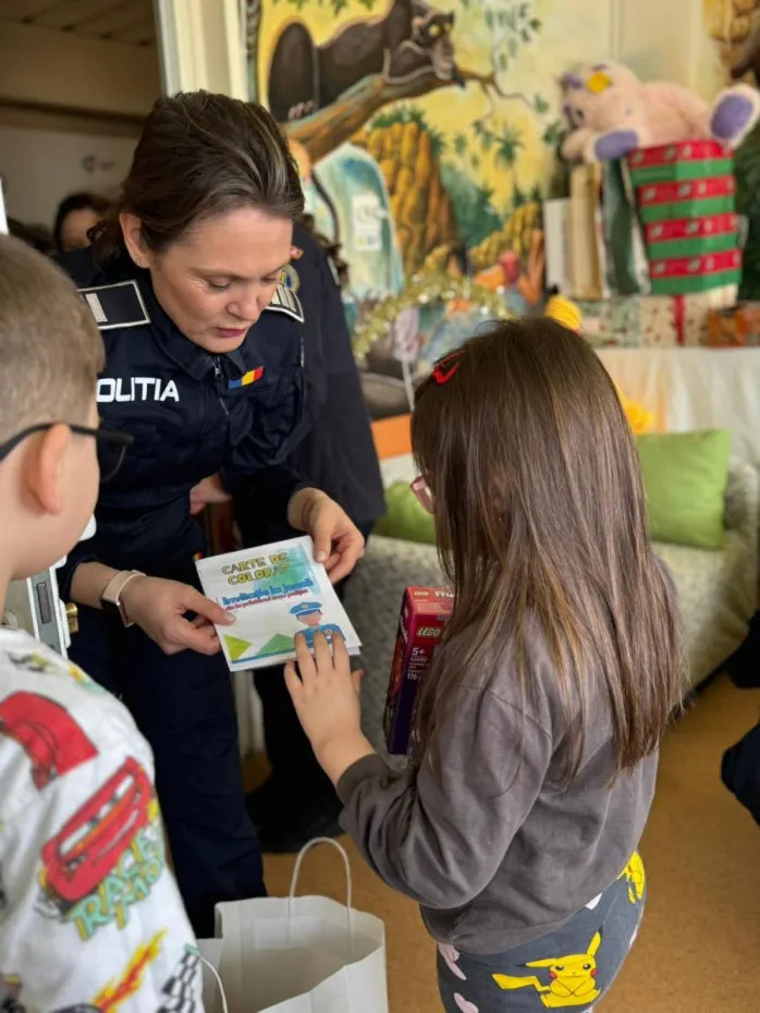 Foto Dincolo de uniformă. Sprijin și încurajare pentru micii pacienți