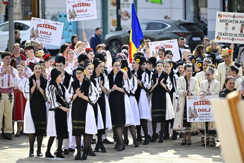 Foto Ziua Olteniei, sărbătorită prin joc și port popular la Craiova