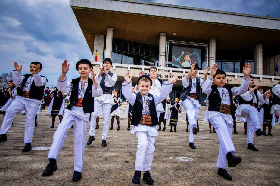 Foto Ziua Olteniei, sărbătorită prin joc și port popular la Craiova