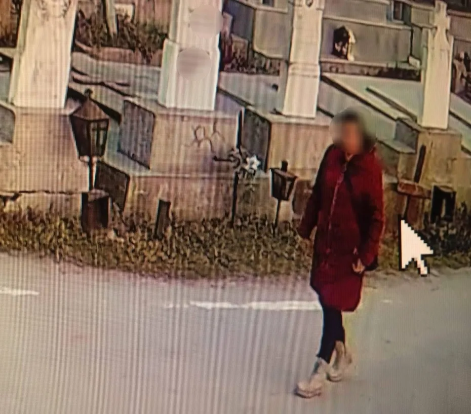 Foto CRAIOVA: O femeie a fost cea care a vandalizat crucea de pe mormântul lui Ilie Balaci