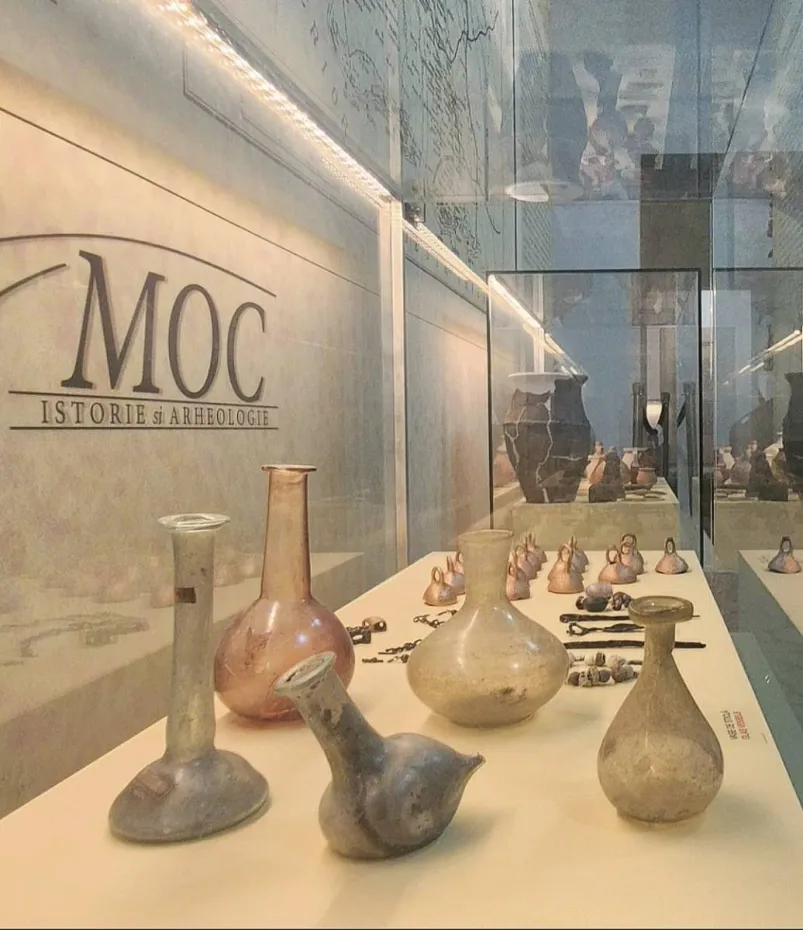 Foto Sticla romană, între uz și rafinament, în noua expoziție a Muzeului Olteniei