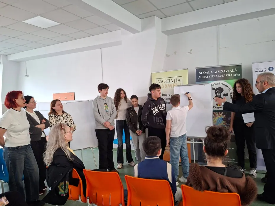 Foto De la etichete la încurajări. „Dialog cu încredere” la Școala Mihai Viteazul din Craiova 