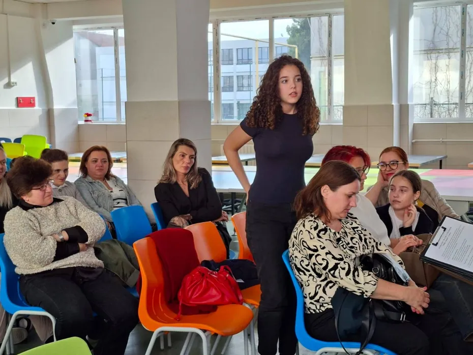 Foto De la etichete la încurajări. „Dialog cu încredere” la Școala Mihai Viteazul din Craiova 