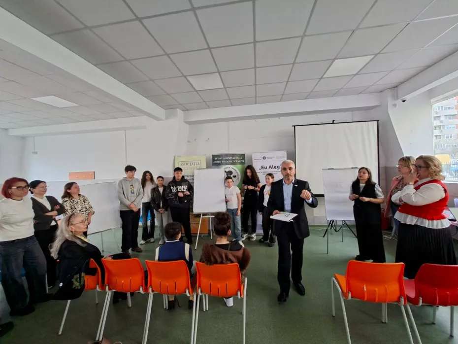 Foto De la etichete la încurajări. „Dialog cu încredere” la Școala Mihai Viteazul din Craiova 