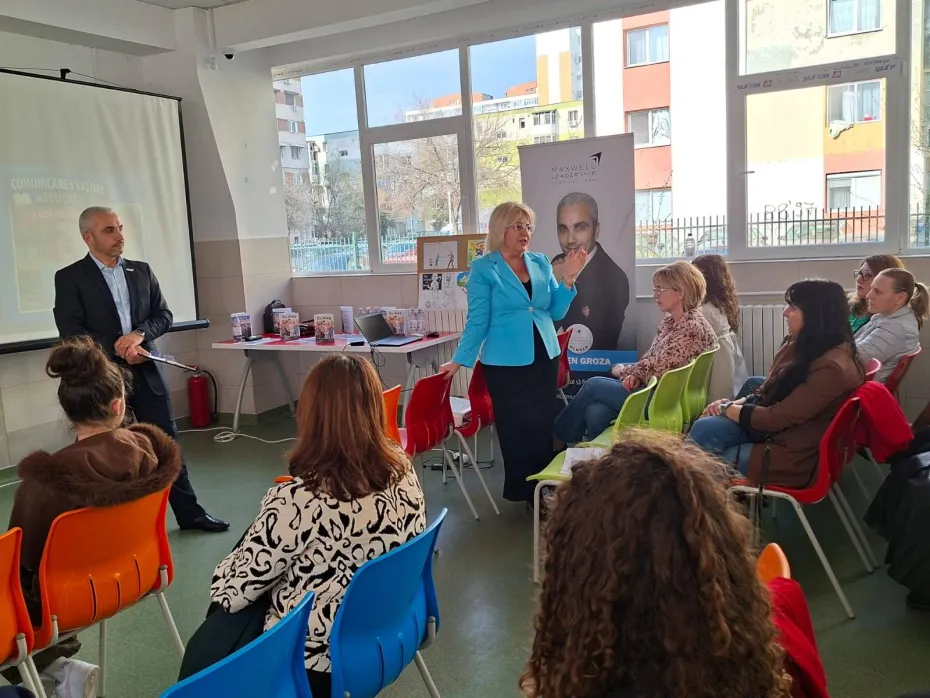 Foto De la etichete la încurajări. „Dialog cu încredere” la Școala Mihai Viteazul din Craiova 