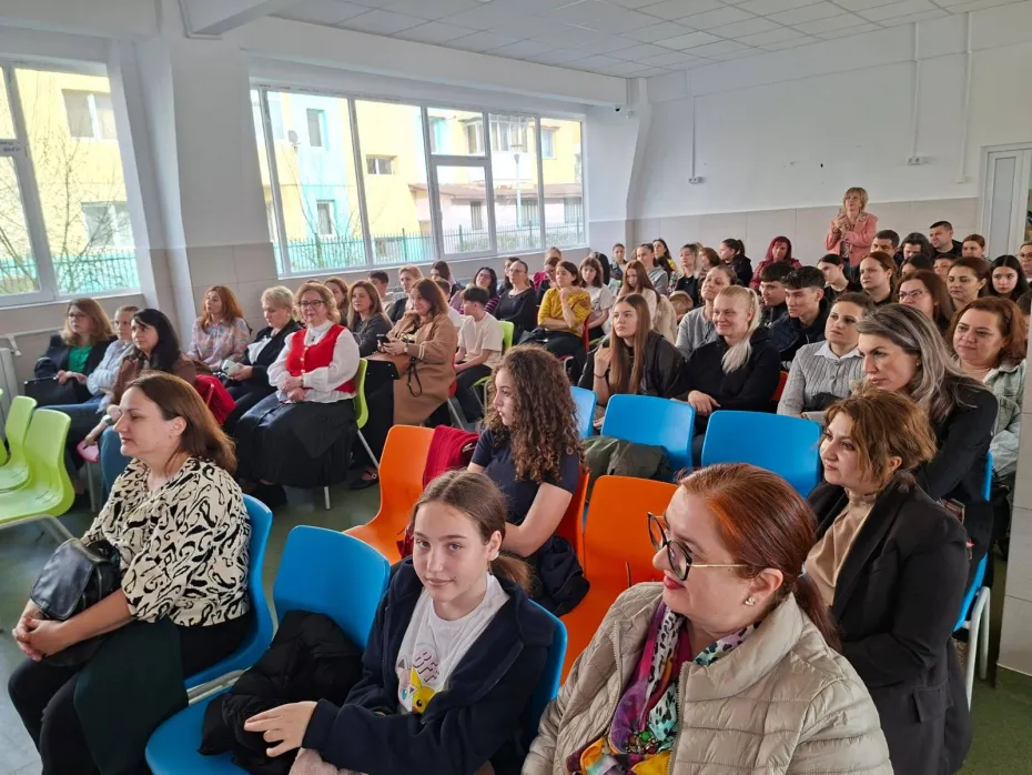 Foto De la etichete la încurajări. „Dialog cu încredere” la Școala Mihai Viteazul din Craiova 