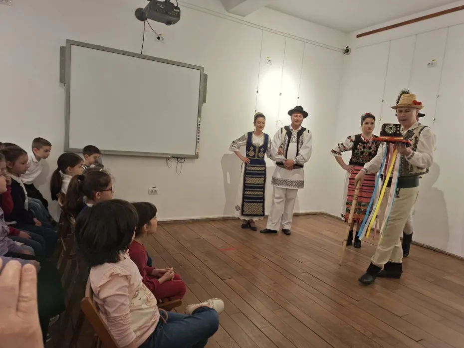 Foto Jocul tradițional românesc, prezentat elevilor la Muzeul Olteniei din Craiova