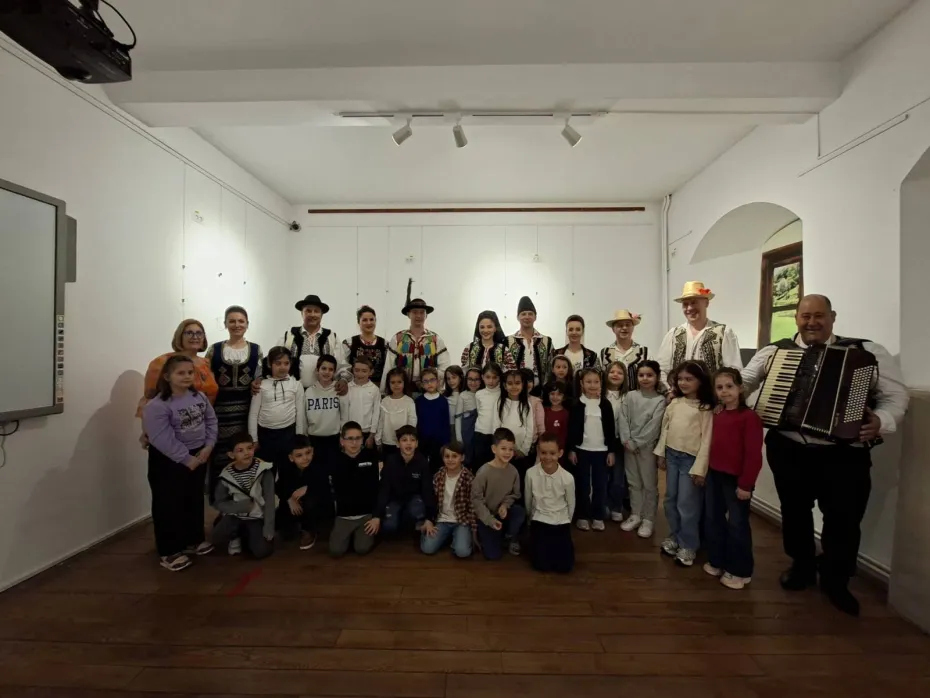 Foto Jocul tradițional românesc, prezentat elevilor la Muzeul Olteniei din Craiova