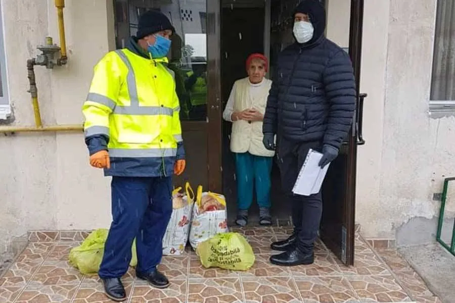 Foto Bătrânii vâlceni au primit ajutoare din partea autorităților locale