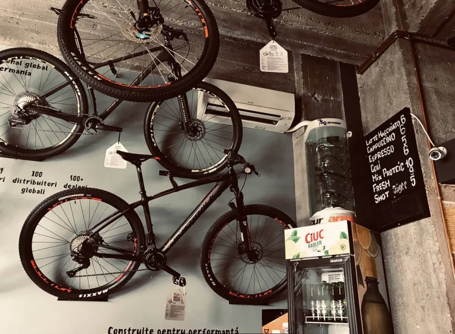 Foto Barul unde îți poți bea cafeaua și repara bicicleta, un concept unic în Oltenia