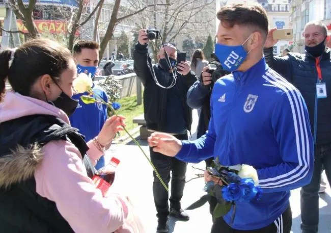 Foto Fotbaliștii Științei le-au oferit flori doamnelor și domnișoarelor de 8 Martie!