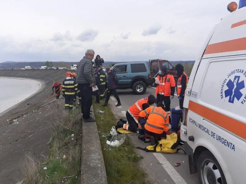 Foto Vâlcea: Tânăr mort, după ce mașina în care se afla a plonjat într-un lac 