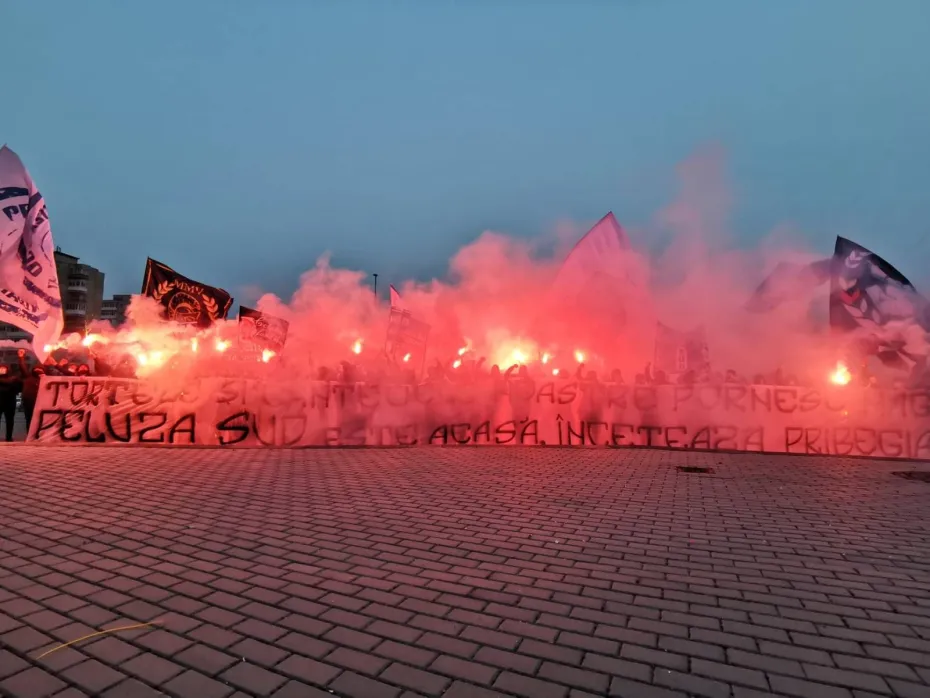 Foto Dragostea pentru FCU este incredibilă. Pandemia nu îi ține în case pe ultrașii din PS.97!