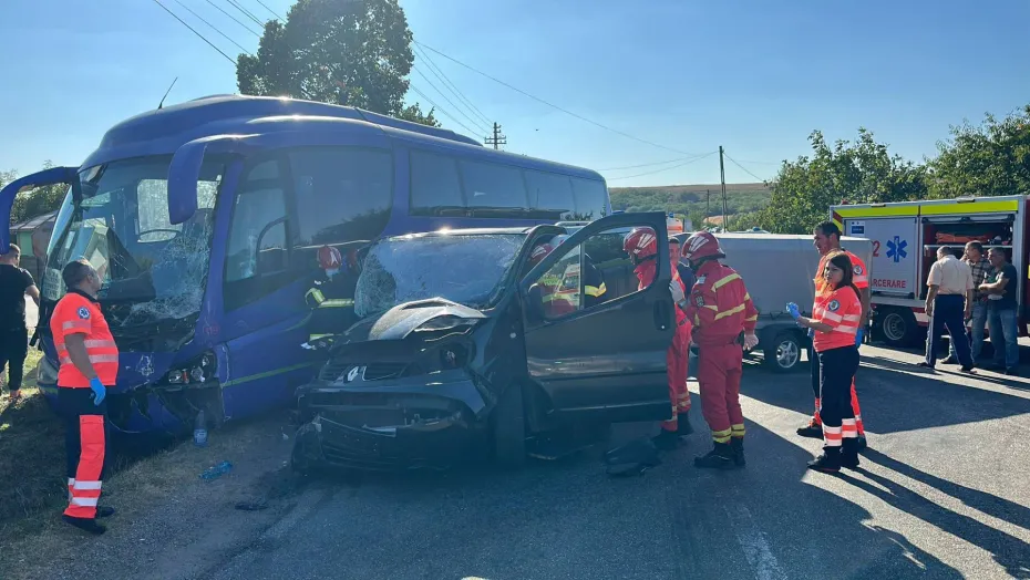 Foto FOTO: Plan Roșu de Intervenție în județul Olt. Accident între un autorcar și o autoutilitară