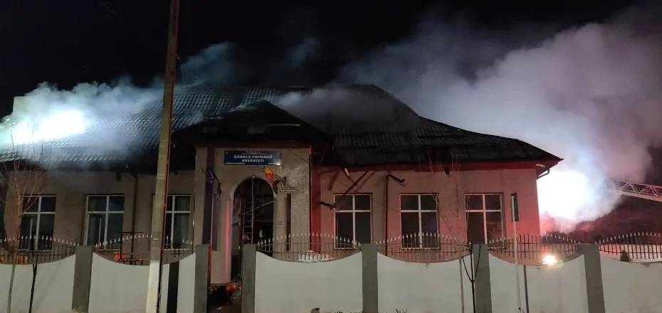 Foto OLT: Școală din Rusănești cuprinsă de un incendiu 