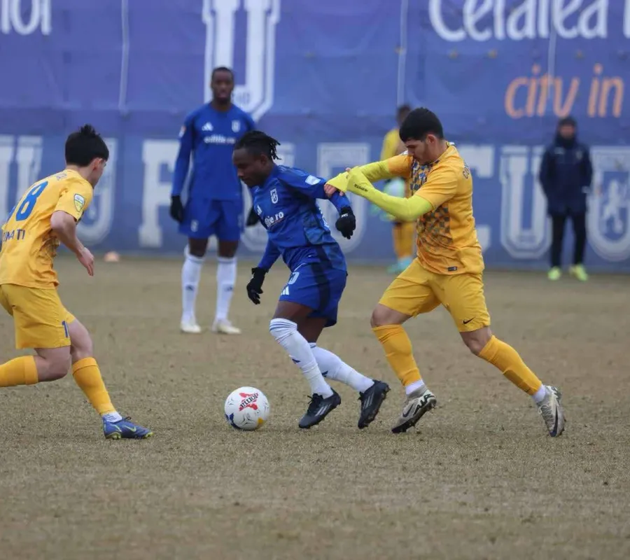 Foto Duelul foștilor jucători de la FCU 1948 Craiova. Moses Abbey i-a dat gol lui Robert Popa
