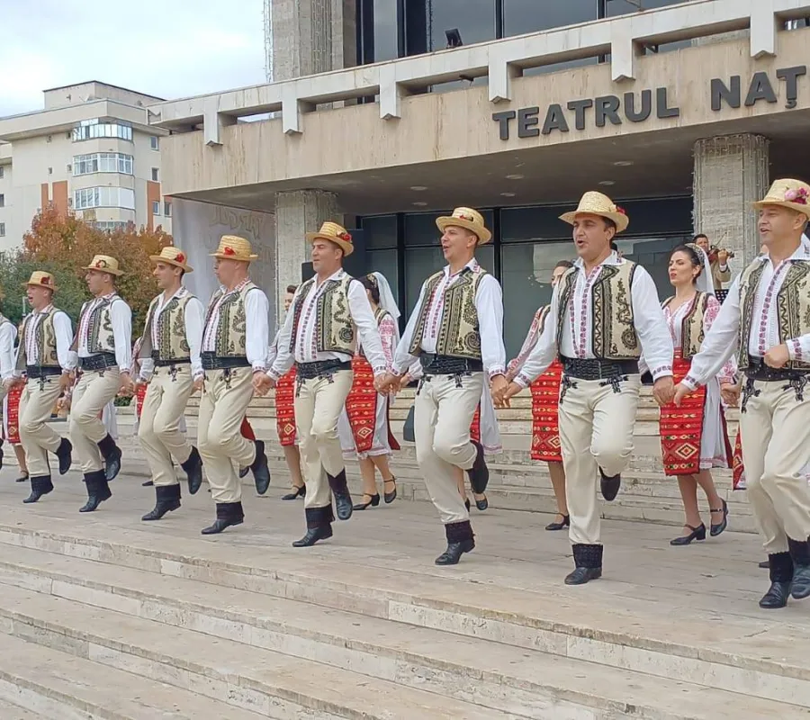 Foto Dansatorii Ansamblului de dans „Maria Tănase” din cadrul CJCA Dolj au încins atmosfera la Târgul Meșterilor Populari din Craiova