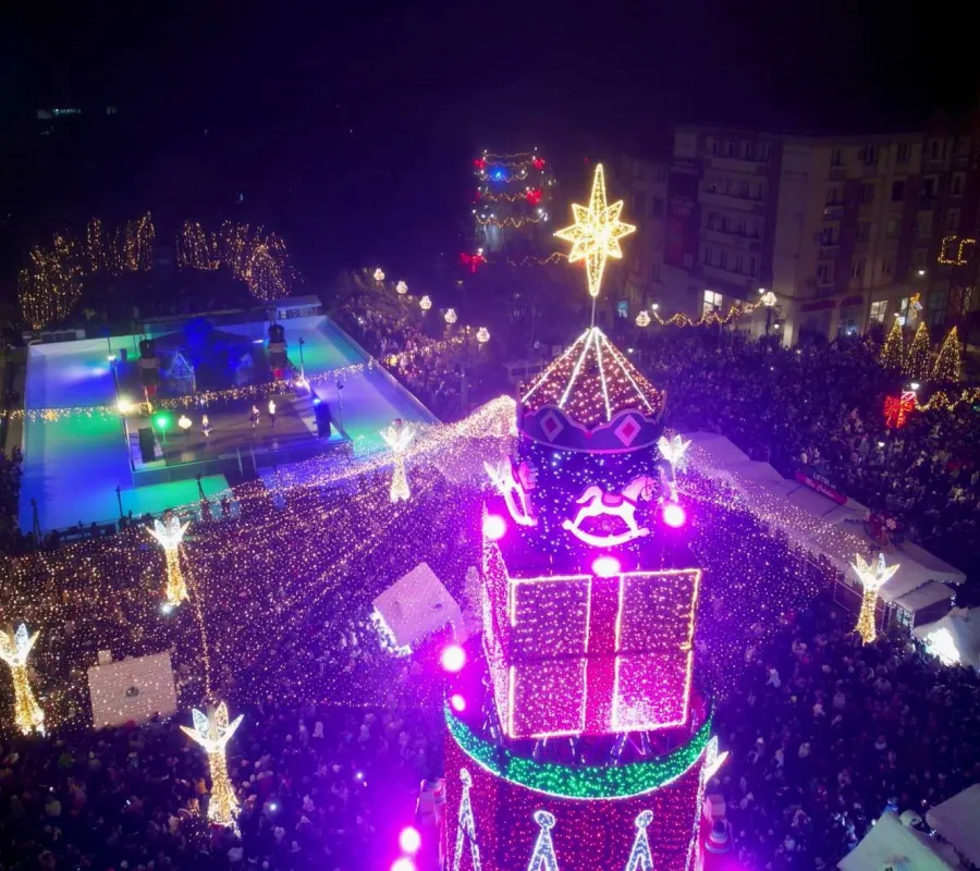 Foto S-au aprins luminile la Târgul de Crăciun 2025