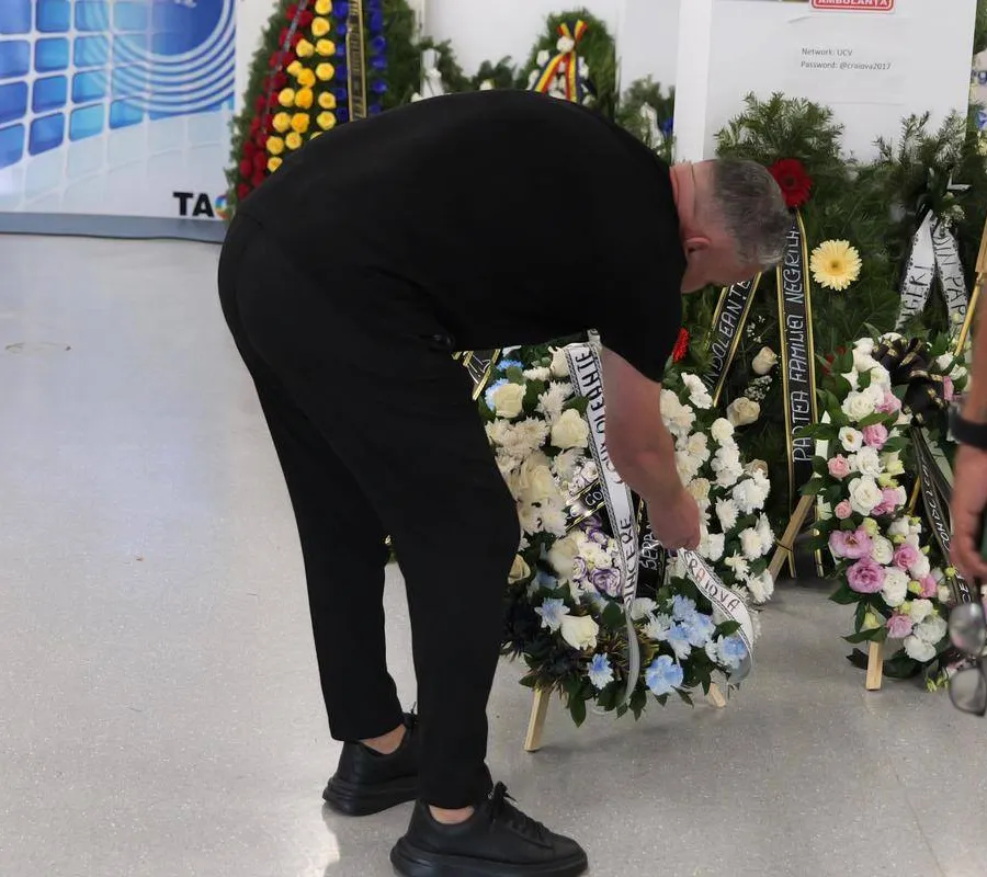 Foto FCU nu l-a uitat pe Nae Ungureanu. Robert Săceanu a depus o coroană de flori la sicriul fostului mare fotbalist al Universității Craiova