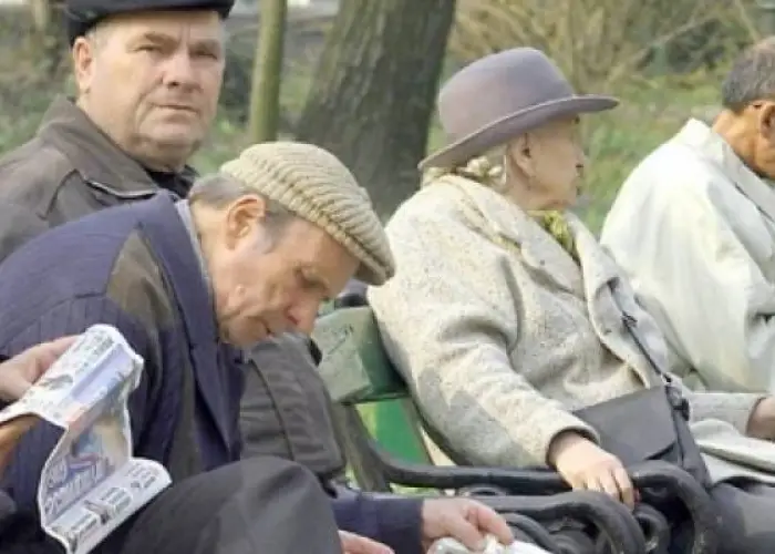 Foot Pensionarii cu venituri sub 2.500 de lei vor beneficia de un ajutor de 400 de lei în luna decembrie
