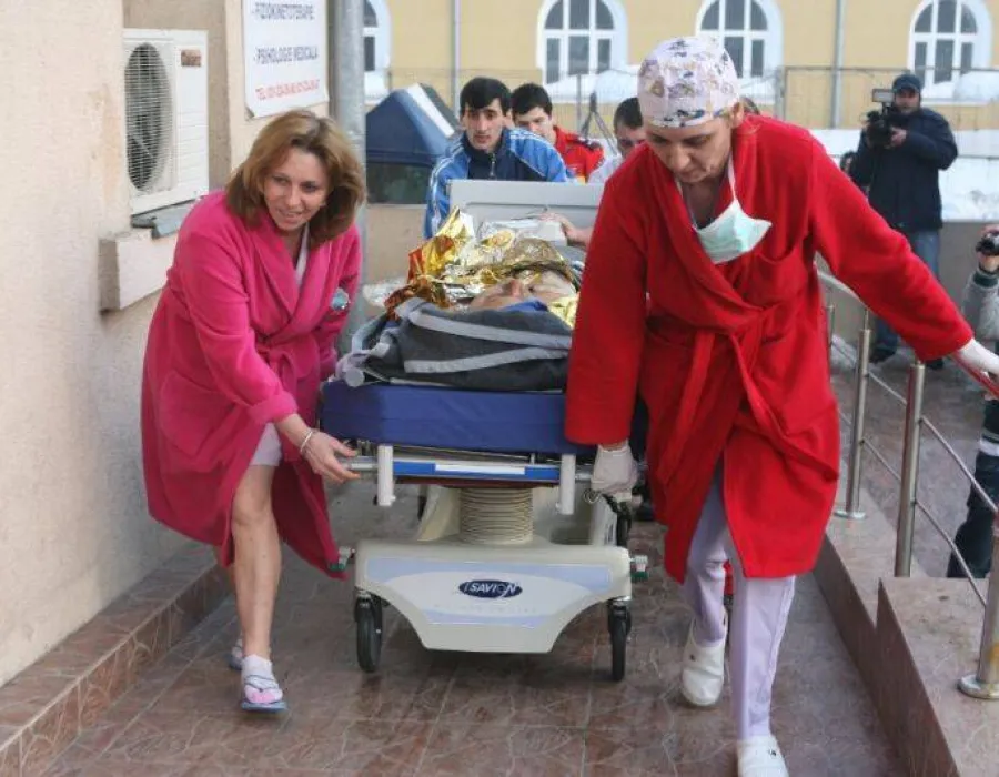 Foto Doi bărbaţi, arşi în urma unei deflagraţii la sistemul electric