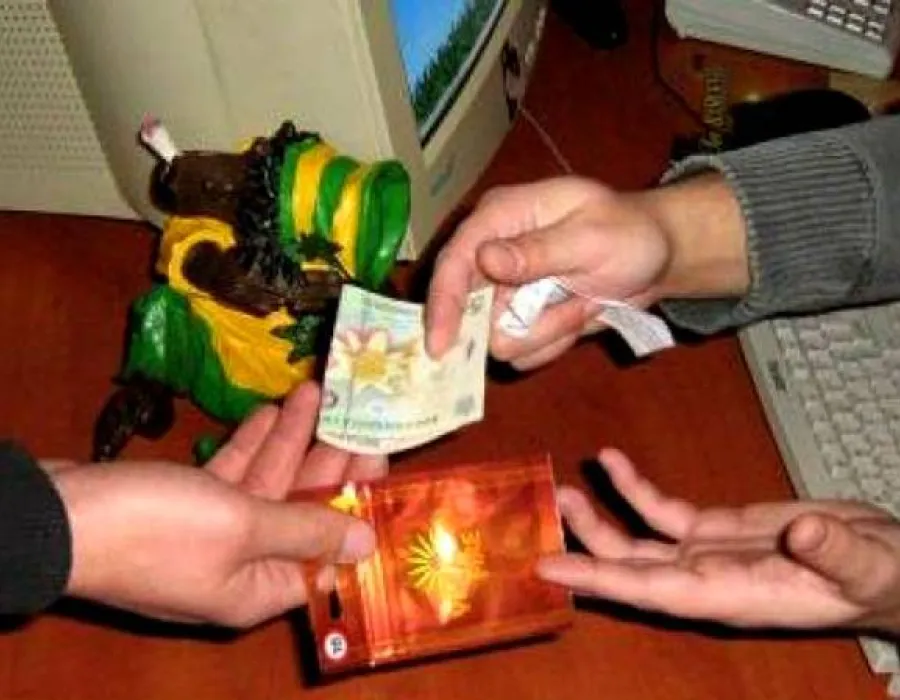 Foto Suspecţi de trafic cu «etnobotanice», cercetaţi de DIICOT