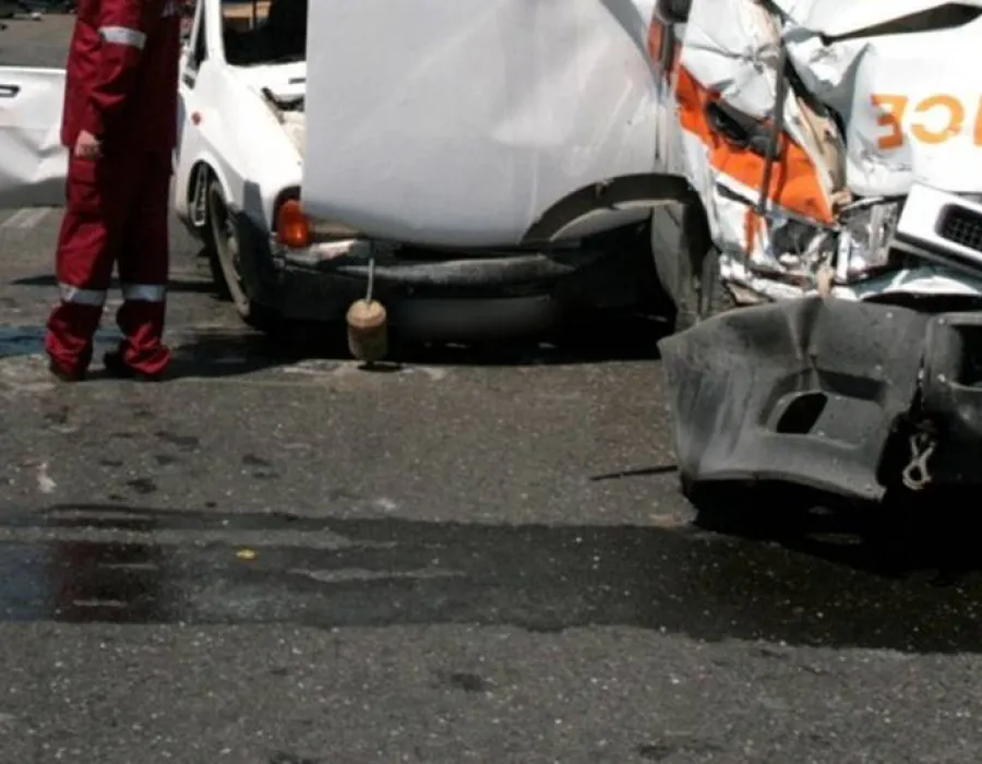 Foto Ambulanţă cu o gravidă în travaliu, implicată  într-un grav accident