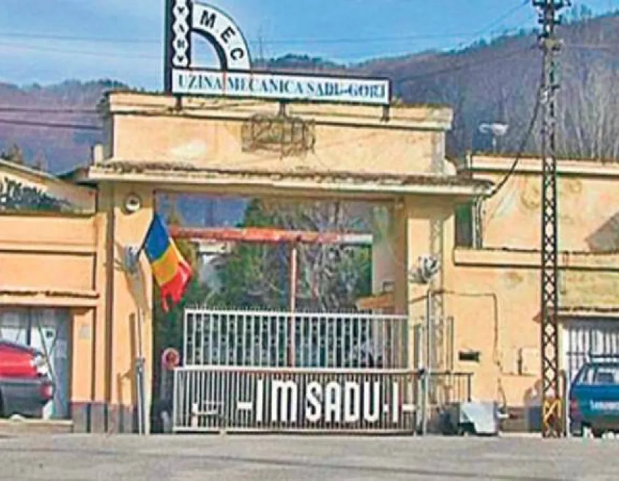Foto Tir la foc continuu cu ilegalităţi la uzina din Sadu