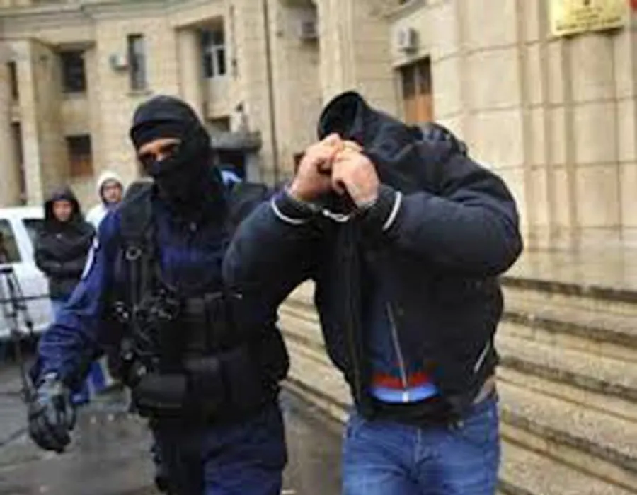 Foto Împletitură de gangsteri şi oameni ai legii, la «răcoare»
