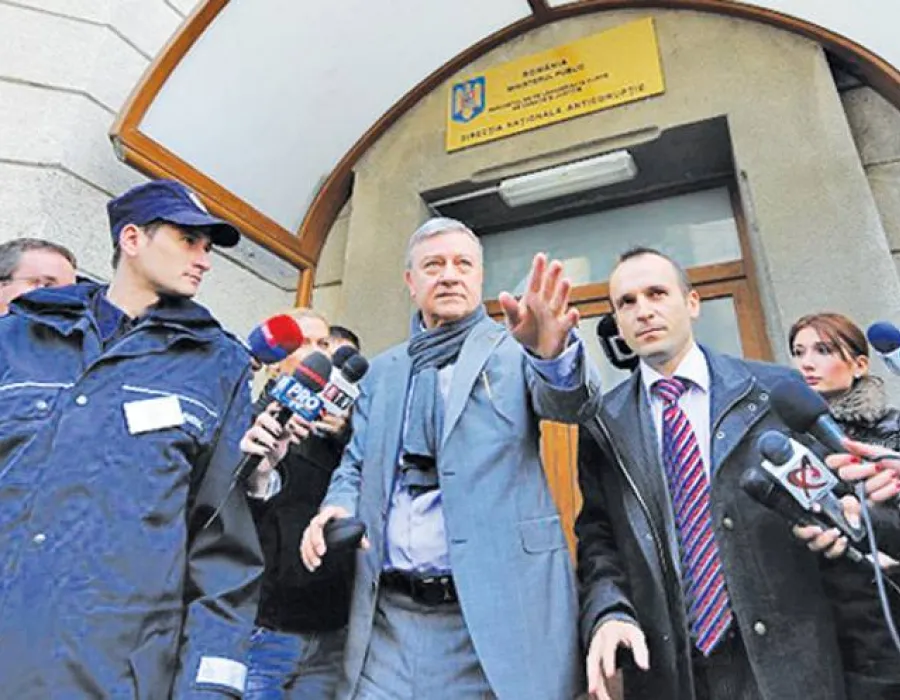 Foto VIDEO / SANDU si DRAGOMIR - la un pas de ARESTARE in DOSARUL EXCLUDERII UNIVERSITATII CRAIOVA