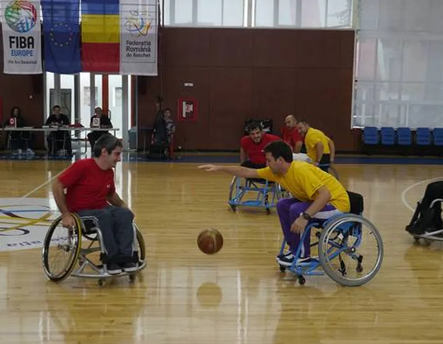 Foto Demonstraţie de baschet pentru persoanele cu dizabilităţi
