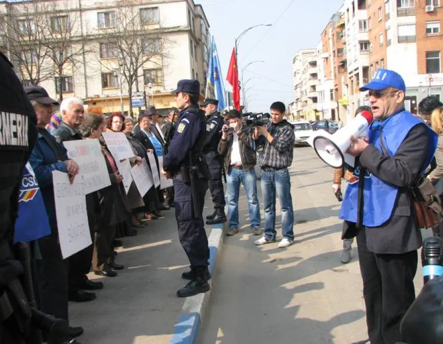 Foto 3.500 de dascăli din Mehedinţi primesc câte 700 lei