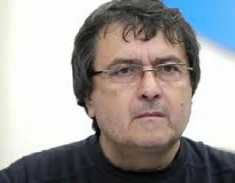 Foto Scriitorul Laurian Stănchescu cere public premierului să îl angajeze