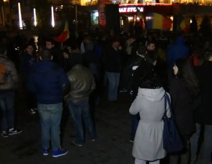 Foto Protest la dublu în centrul Băniei. Tabăra “Libertate” vs. tabăra “Victor Ponta președinte”