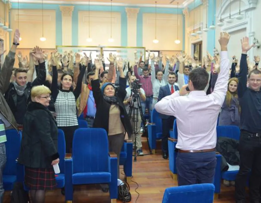 Foto Exerciţii de postură în Sala Albastră a Universităţii