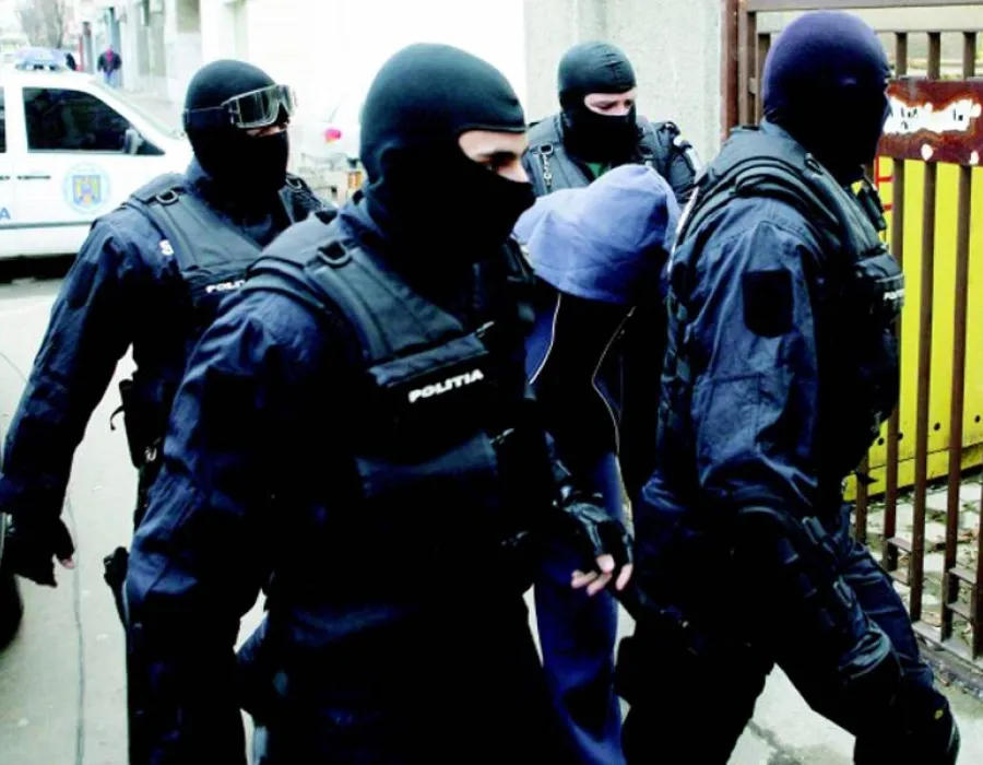Foto «Don Gigi», adus în catuşe din Belgia