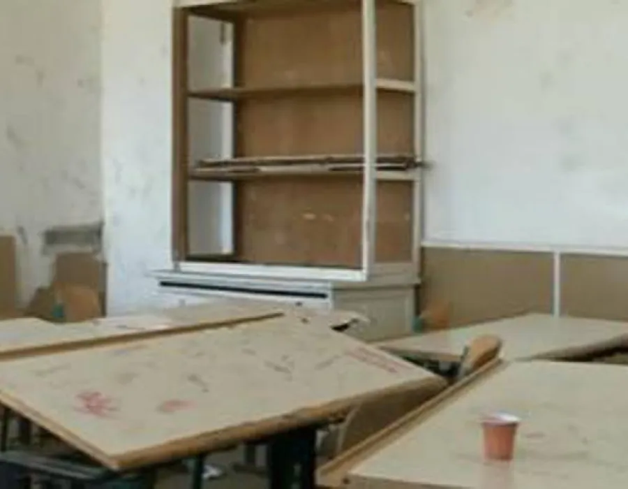 Foto Nu au grădiniţă, dar învaţă într-o baracă